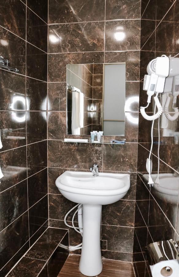 Alplaza Hotel Ustʼ-Kamenogorsk Zewnętrze zdjęcie